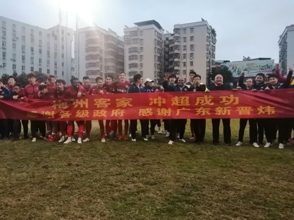 据Foot Mercato记者Santi Aouna报道，切尔西计划在冬窗补强多个位置。